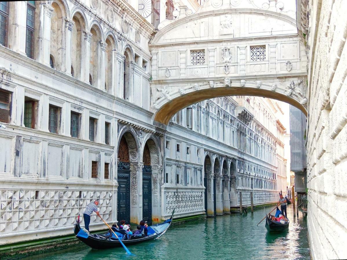 Ca Zulian Amazing Canal View Apartment Venesia Bagian luar foto